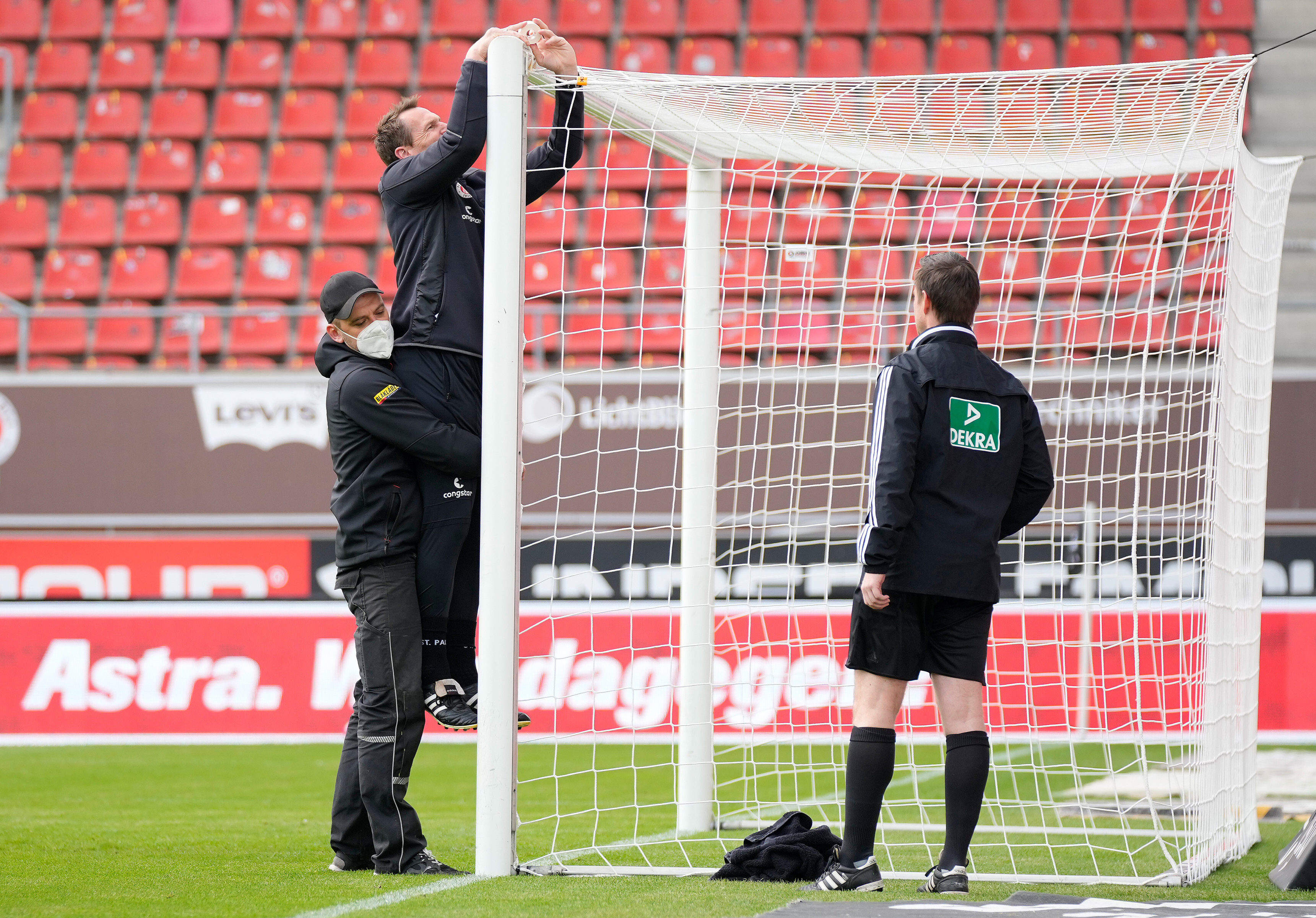 Tornetz kaputt St Pauli Anpfiff gegen Hannover verzögert sich