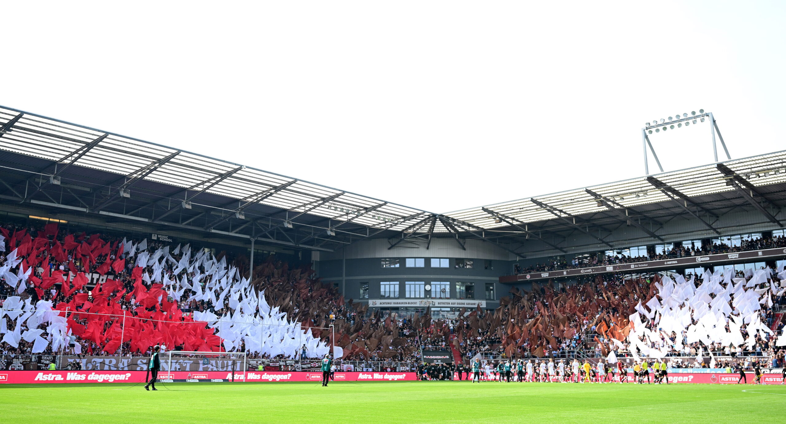 Vor Sieg Gegen Kiel St Pauli Fans Heizen Mit Choreo M Chtig Ein