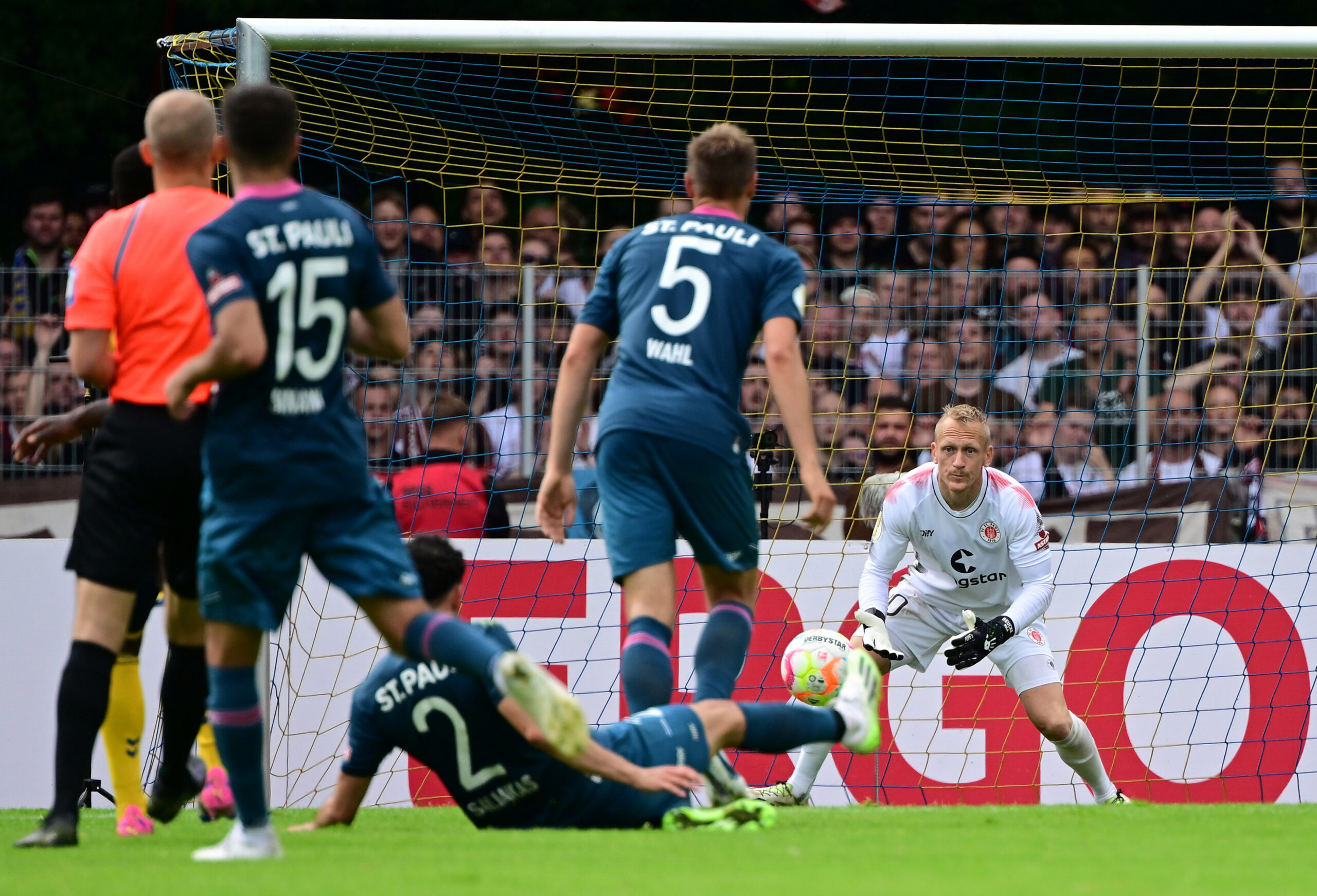 St Pauli Mit Anderem Torwart Im Pokal Gegen Schalke