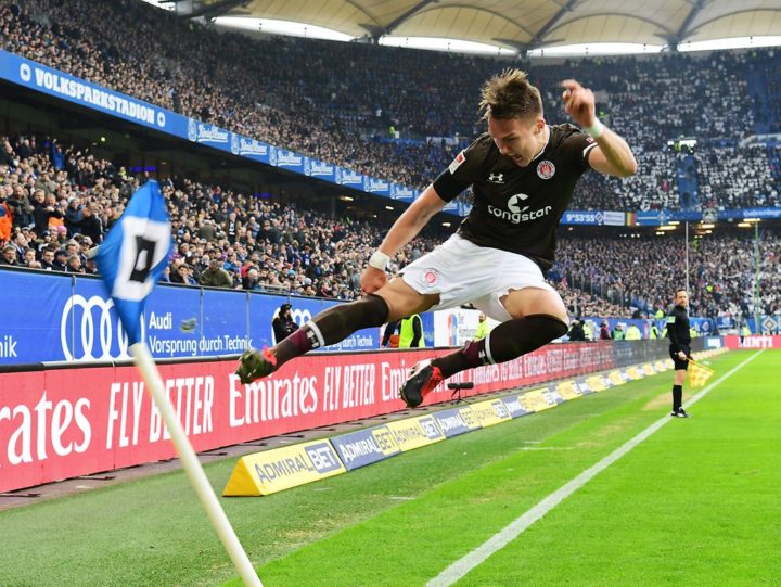 St. Pauli-Verteidiger: Leo Östigard feiert 2:0 mit Tritt gegen die HSV-Eckfahne