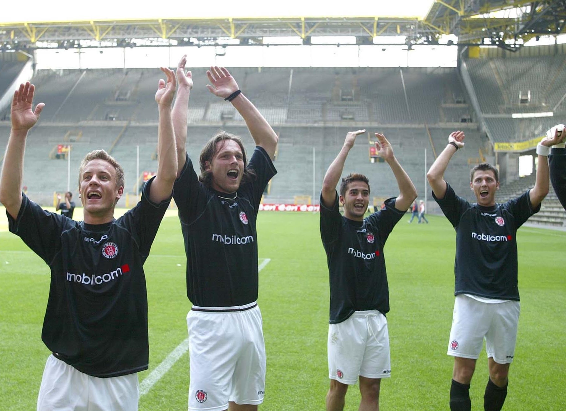 Sieg In Dortmund! Der FC St. Pauli Feiert Im Westfalenstadion