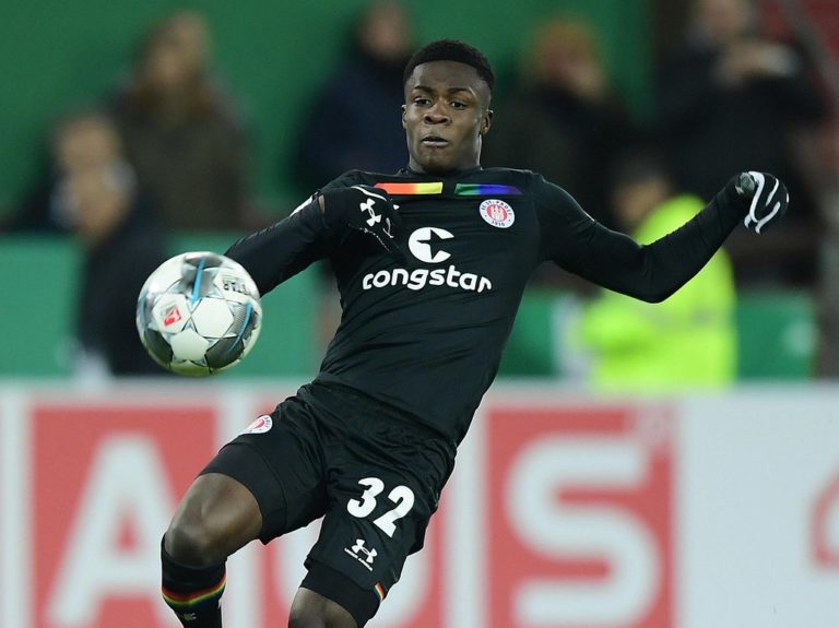 Christian Conteh wird im Training gefeiert