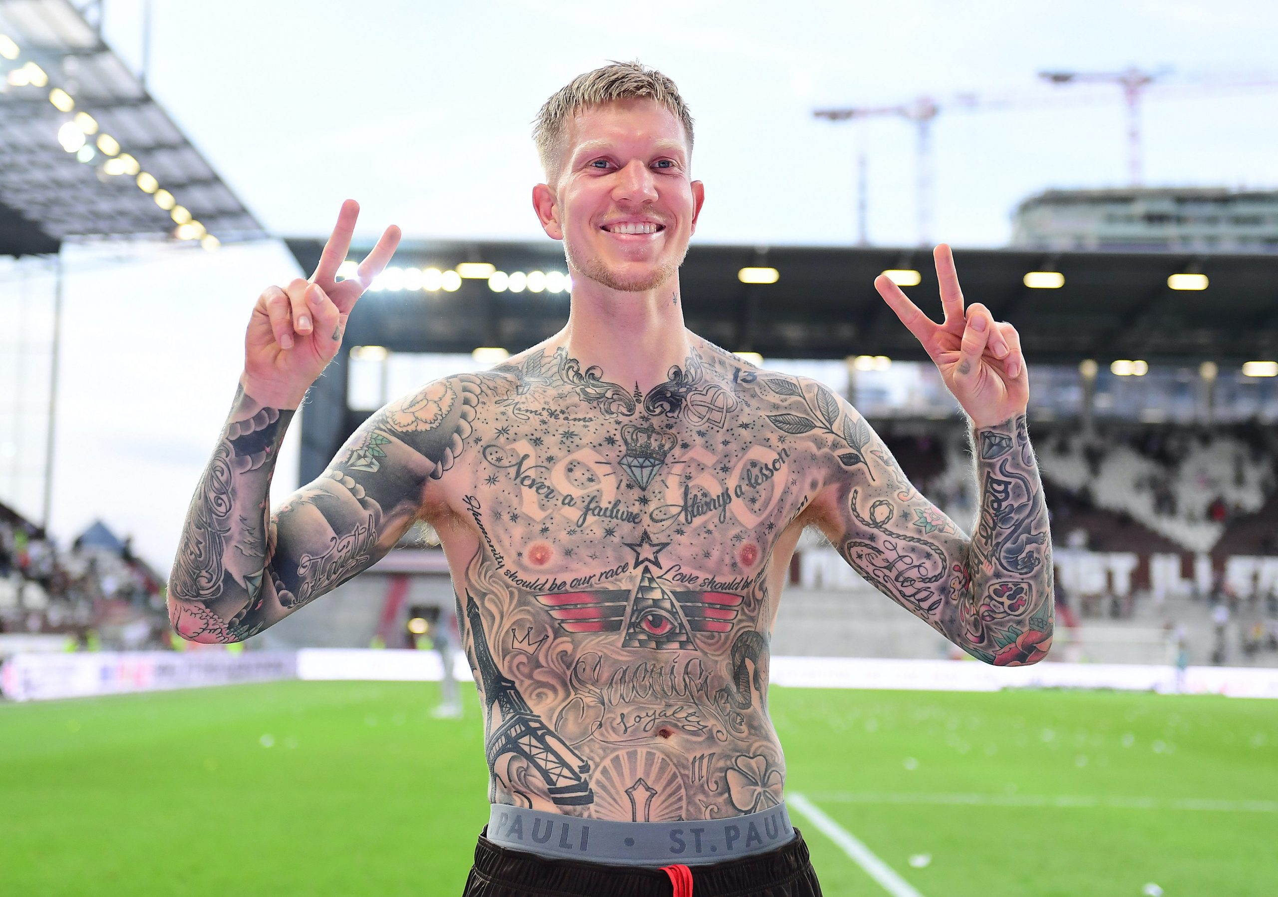Sanfter TattooRiese St. Pauli feiert DerbyHelden Simon Makienok