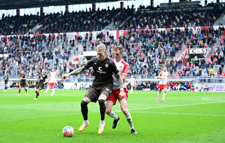 Auch St. Pauli darf sich freuen: Mehr Fans in Regensburg dabei