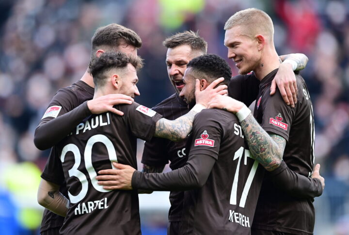St. Pauli-Noten gegen Karlsruhe: Dreimal die Zwei – und ein Matchwinner