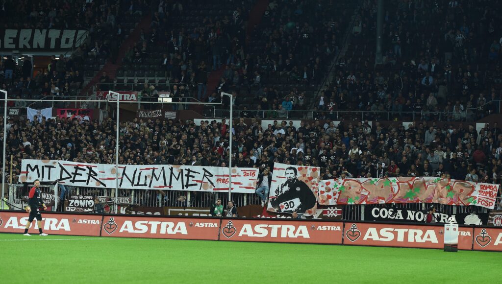 St. Paulis Fans dankten Rainer Wulff nach 30 Jahren als Stadionsprecher mit diesen Bannern.