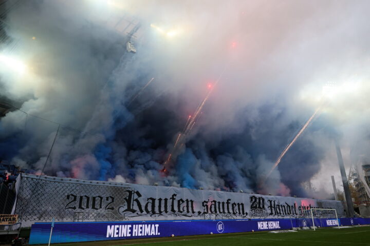 Die Pyro-Show der KSC-Fans vor dem Spiel gegen St. Pauli hatte mehrere Verletzte zur Folge. (Foto: Witters)