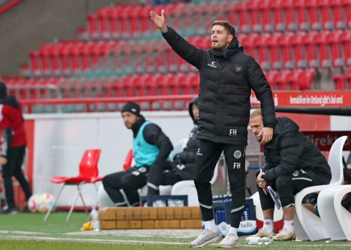 Fabian Hürzeler gab im Test bei Union Berlin seine Premiere als verantwortlicher Trainer des FC St. Pauli. (Bild: WITTERS)