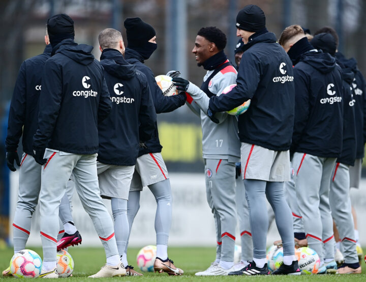 Die St. Pauli-Profis um Neuzugang Oladapo Afolayan (M.) beim Training am Donnerstag. (Foto: Witters)