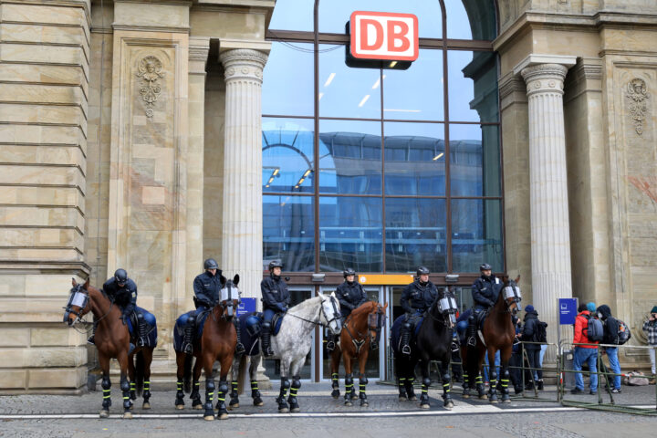 St. Pauli siegt in Magdeburg: Am Hauptbahnhof eskaliert die Lage