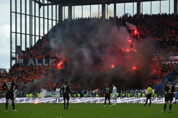 Minutenlange Unterbrechung: Rostock-Fans feuern Raketen auf das Spielfeld