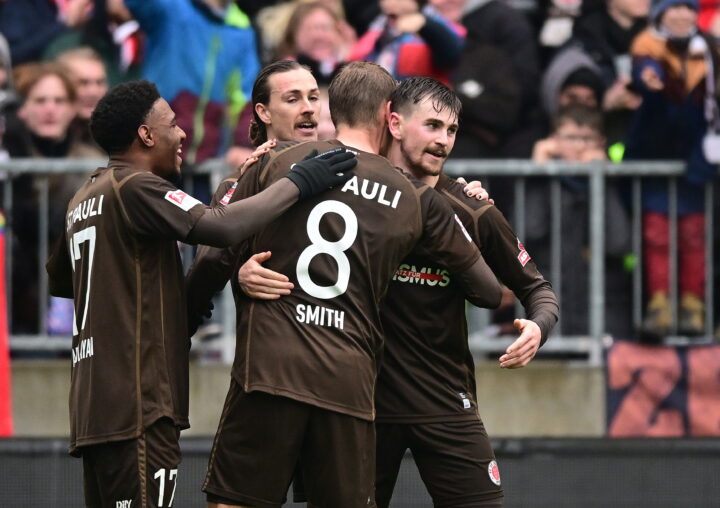 Die Profis des FC St. Pauli bejubeln ein Tor.