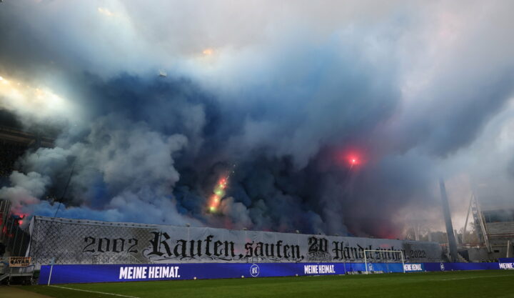 Pyro-Chaos beim KSC: St. Pauli-Fans schockiert von Staatsanwaltschaft