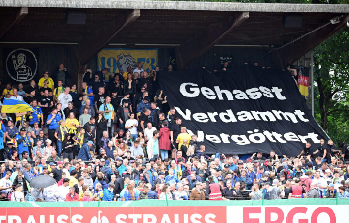 Berüchtigte Neonazis in VIP-Bereich? St. Pauli-Fans im Pokal auf Zinne