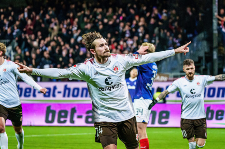 „Definitiv zu spannend“: St. Pauli feiert Sieg im Topspiel-Thriller