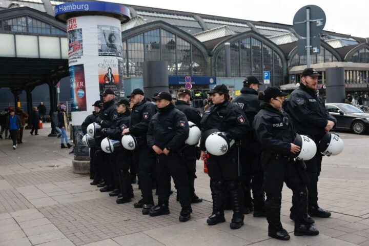 Polizei-Großaufgebot vor dem Hauptbahnhof