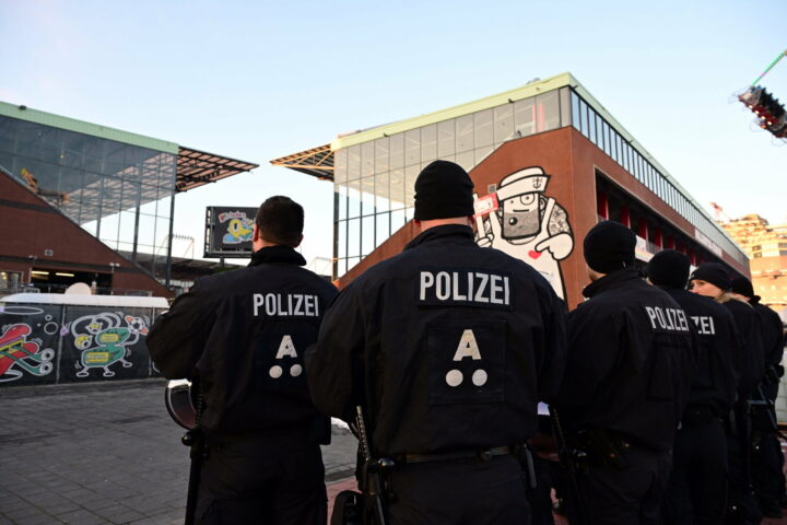 „Vermeintlich fremd“: St. Pauli-Fans werfen Polizei rassistische Kontrollen vor