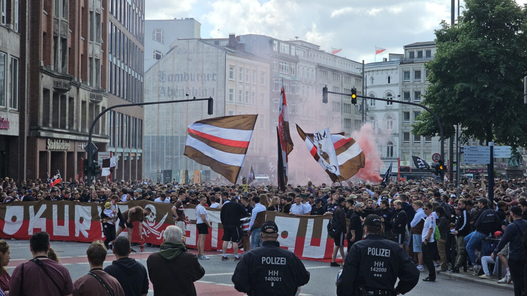 Anhänger des FC St. Pauli beim Startpunkt des Fanmarschs am Gänsemarkt