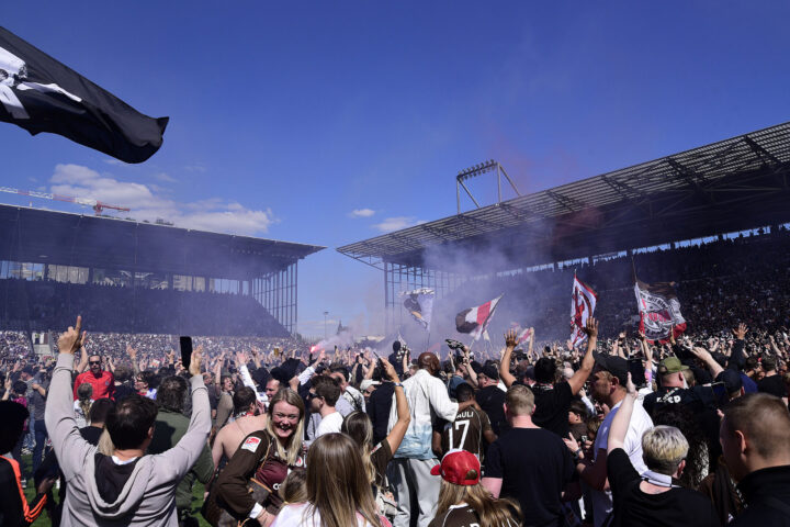 Aufstiegsfeier auf dem Rasen: Auch Andy Grote stürmte St. Paulis Spielfeld
