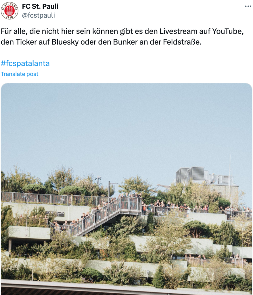 Zuschauer des FC St. Pauli stehen auf dem Bunker in der Feldstraße.