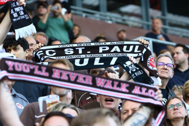 St. Pauli-Fans attackiert: Polizeieinsatz nach Hammer-Duell mit Bergamo