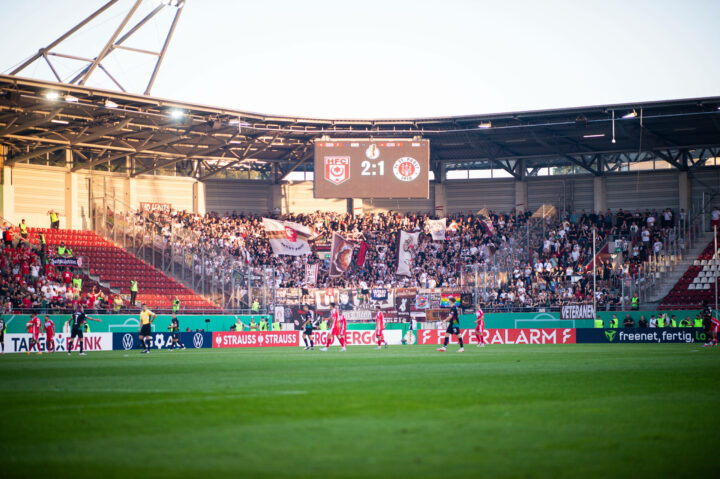 Berüchtigte Neonazis als Ordner? Massiver Fan-Ärger bei St. Pauli-Partie in Halle