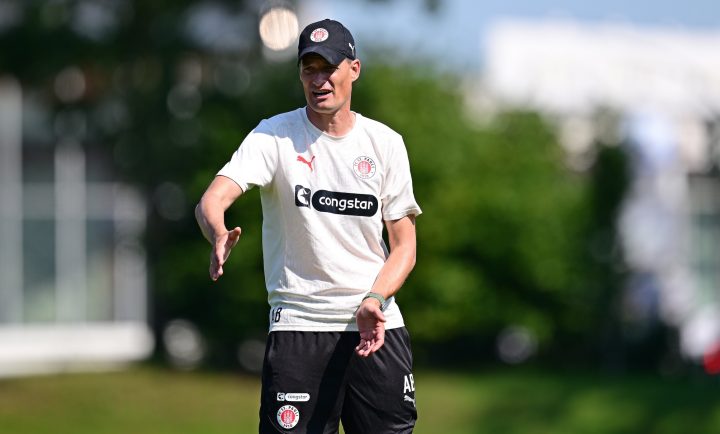 „Klares Gespräch“: St. Pauli-Coach Blessin trifft Torwart-Entscheidung