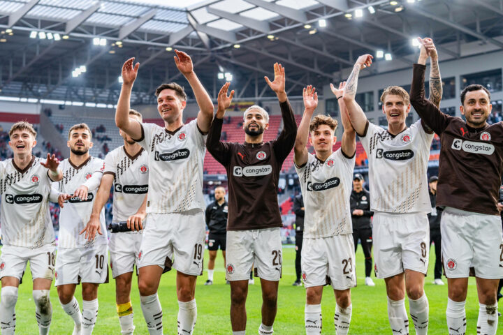 „Haben danach gelechzt“: So feiert St. Pauli den erlösenden Bundesliga-Sieg