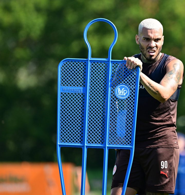 Training trotz doppelten Fingerbruchs: St. Pauli-Profi Maurides kämpft um seine Chance