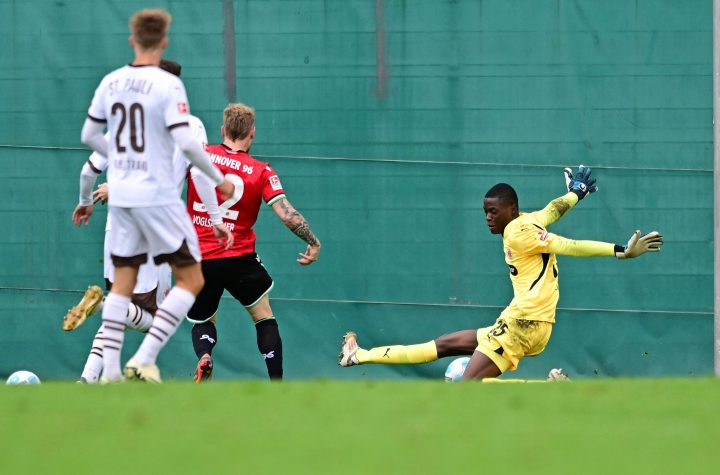 „Habe es mir nicht so vorgestellt“: Blessin staunt über Torwart-Talent von St. Pauli