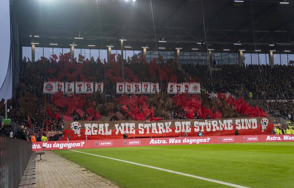 Dieses Intro präsentierten die Fans der Bayern am Millerntor... (Foto: IMAGO / HMB-Media):