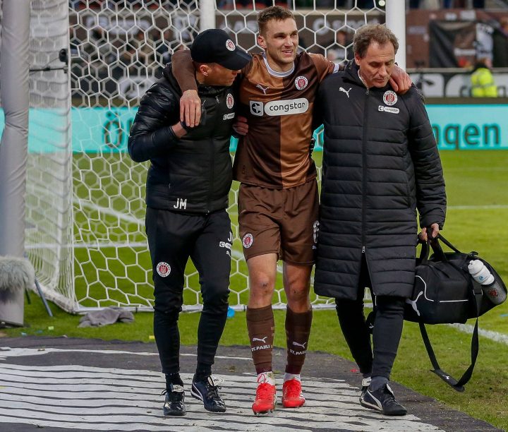 St. Pauli-Profi vom Platz ins Krankenhaus: „Es sieht richtig, richtig schlecht aus“