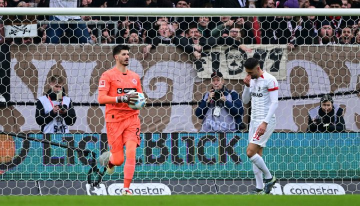 Grifo ins Klo und Vasilj-Show: Aber St. Pauli-Keeper hat einen Hals