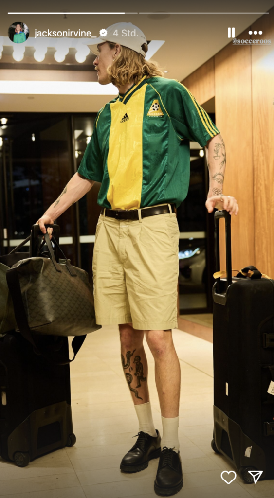 Jackson Irvine mit Australien-Trikot und Koffern.
