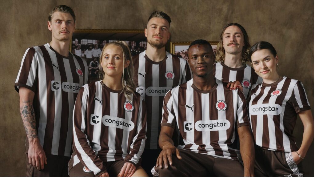 St. Paulis Spielerinnen und Spieler im neuen Trikot