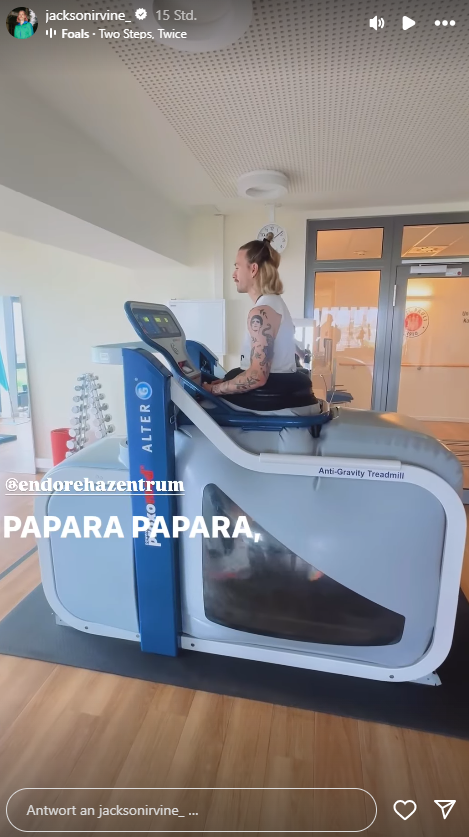 Jackson Irvine geht während seiner Reha auf einem Laufband.