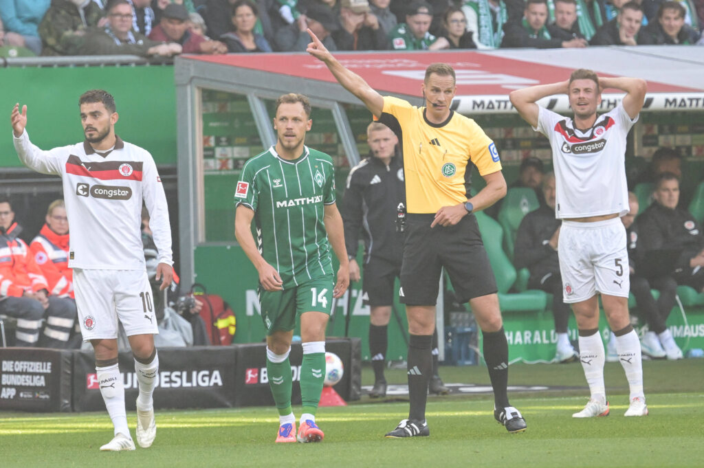 Schiedsrichter Sören Storks wird die Kiezkicker genau wie in der Hinrunde, auch im Rückspiel gegen Werder Bremen pfeifen (Quelle: IMAGO / kolbert-press)