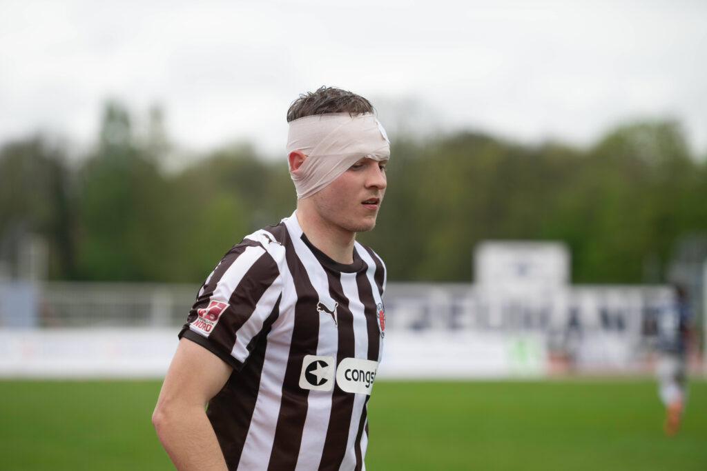 St. Paulis Davin Nemeth mit Turban gegen Oldenburg
